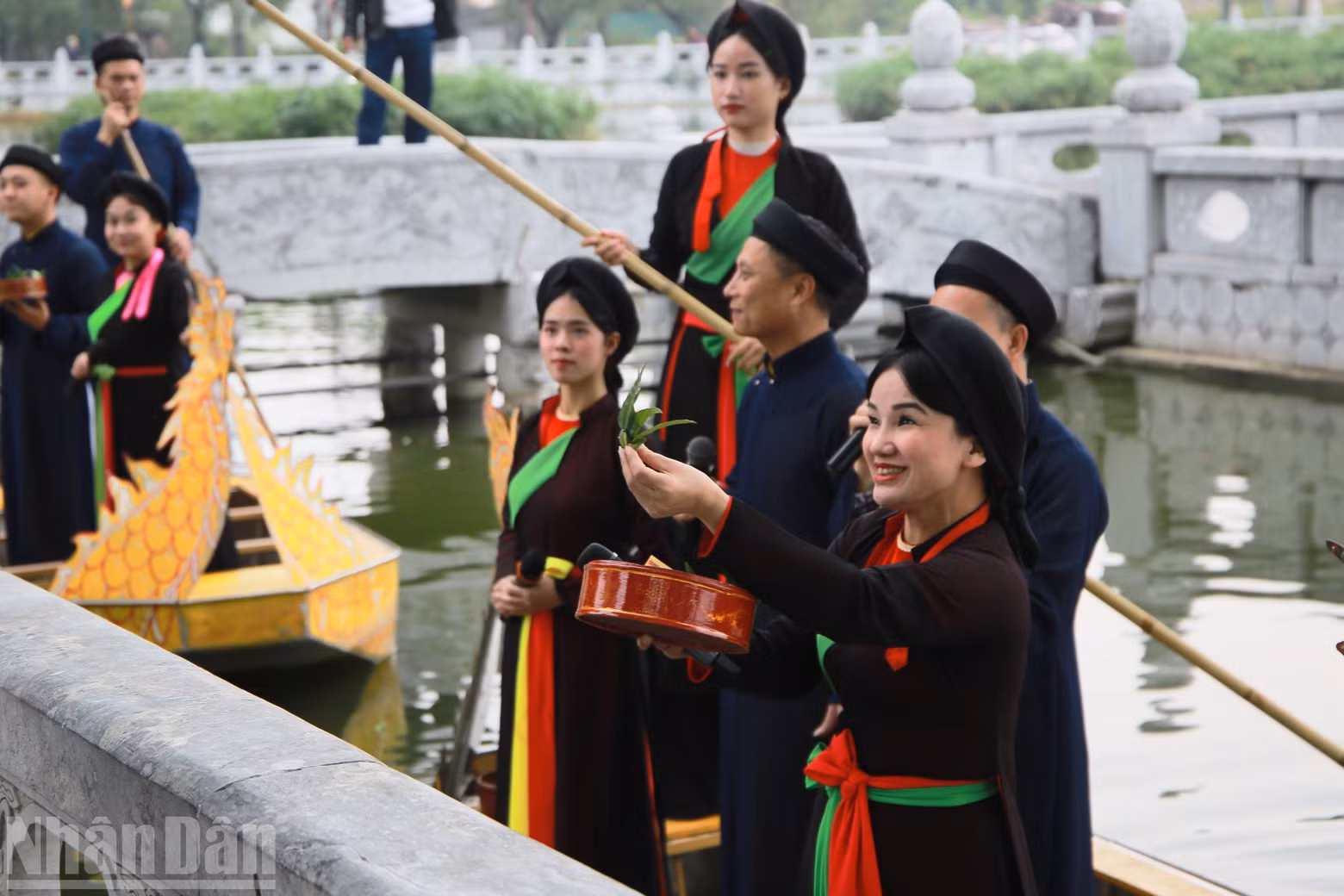 Quan ho lien anh and lien chi singers exchange with visitors.