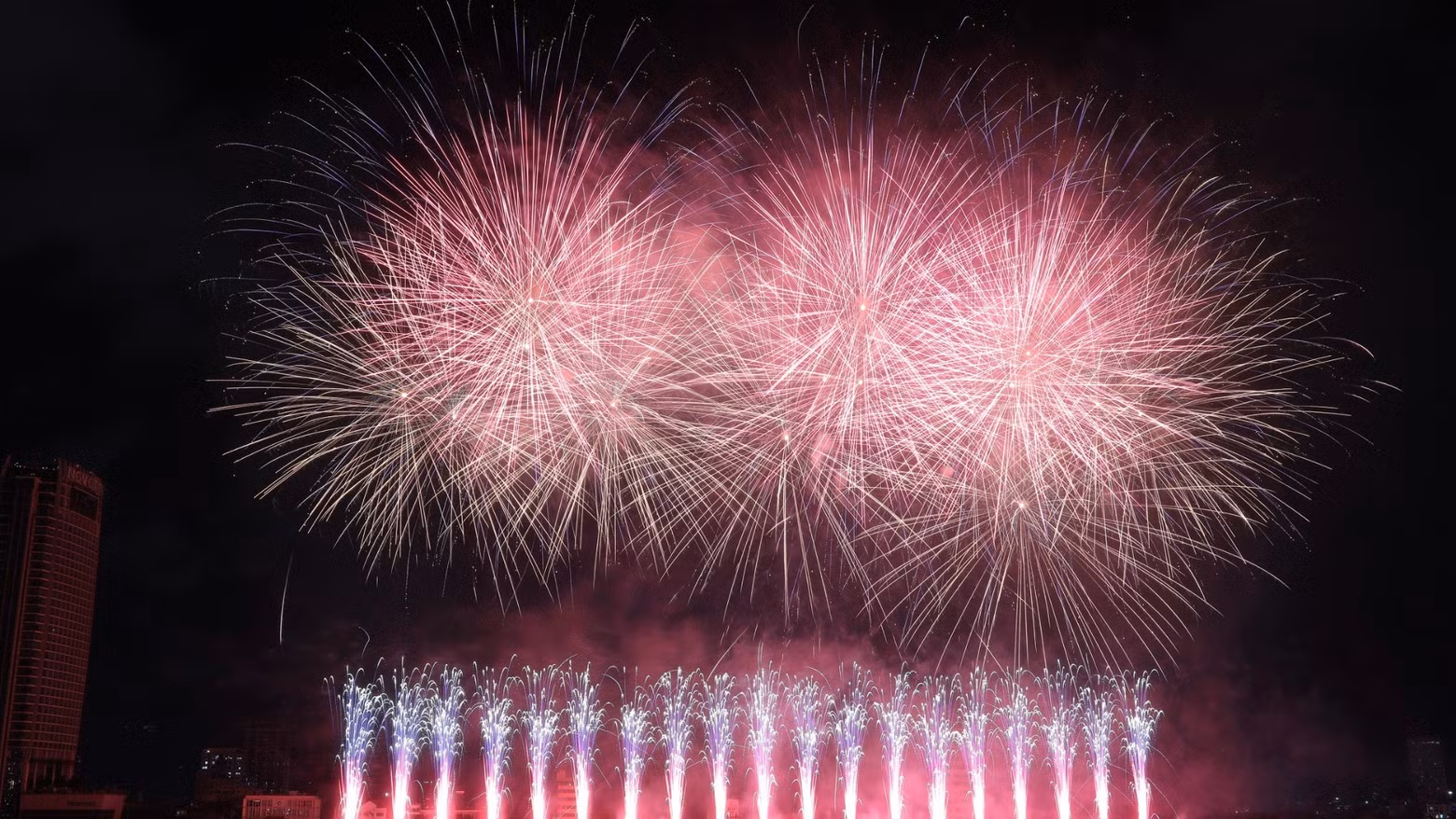 Fireworks performances by Team Da Nang (Viet Nam) and Team China.