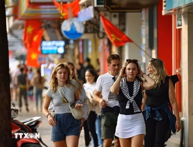 Ha Noi welcomes an estimated 2.8 million visitors in July, up over 10% year-on-year, of which international arrivals surged by 25.2% to 553,000. (Photo: VNA)