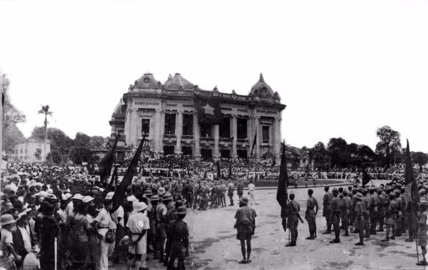 The Viet Minh Front holds a rally with the participation of tens of thousands of people at the Ha Noi Opera House Square. (Photo: VNA Archives)