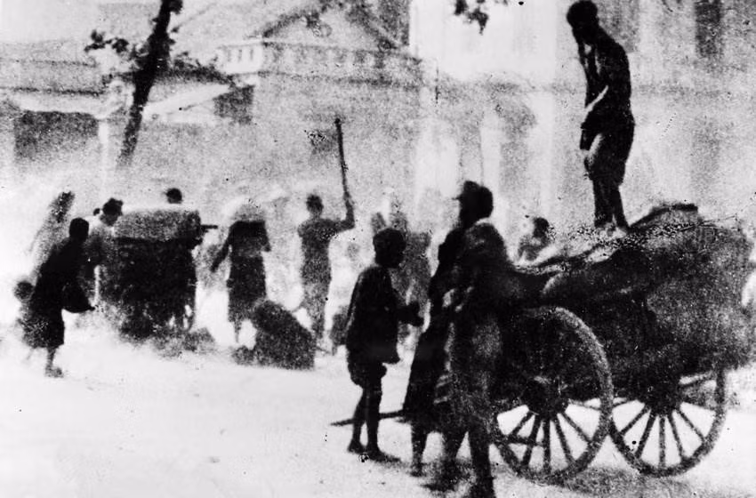 On March 9, 1945, Japan staged a coup against France and seized sole control of Indochina. The Standing Board of the Party Central Committee issued the directive “Japan and France shoot each other and our action”. Under the directive, a revolutionary high tide emerged in many places. The Viet Bac liberated zone, comprising six provinces, was established, calling on people to bravely advance under the banner of the Viet Minh and “use our own strength to liberate ourselves”. In the photo: People in many localities rose up to seize Japanese rice warehouses to relieve famine. (Photo: VNA)