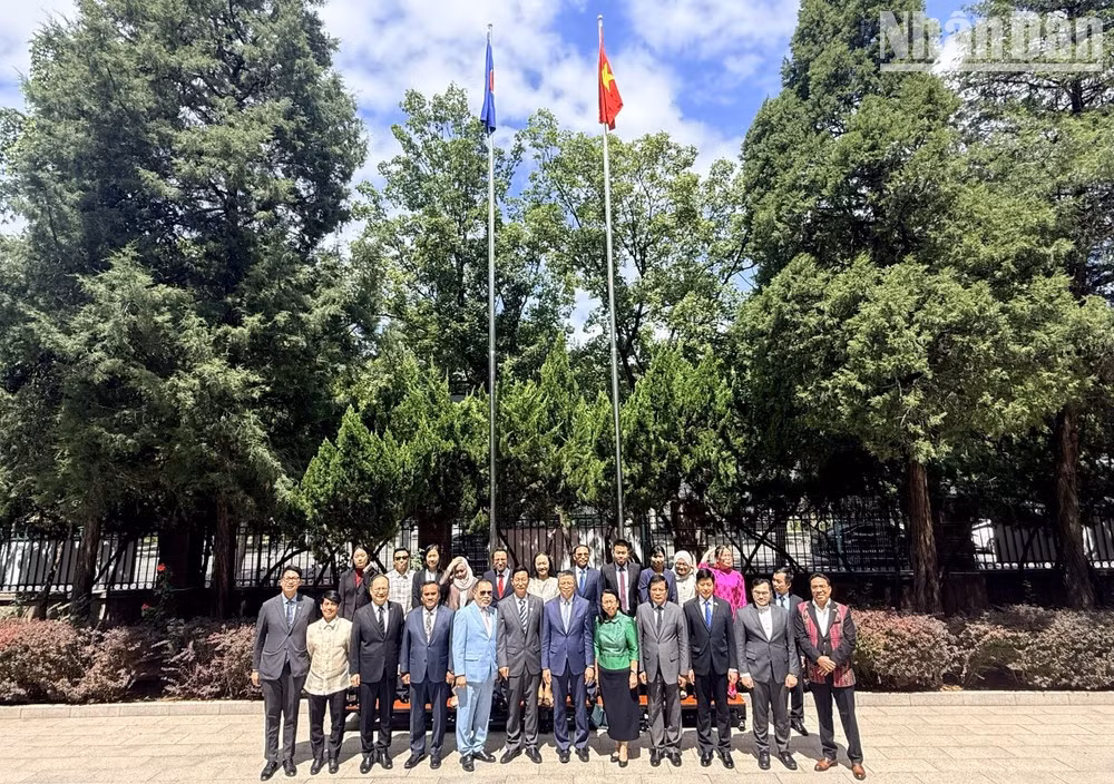 Ambassadors and representatives of ASEAN member states and the ASEAN-China Centre pose for a group photo at the Vietnamese Embassy in China. (Photo: HUU HUNG)