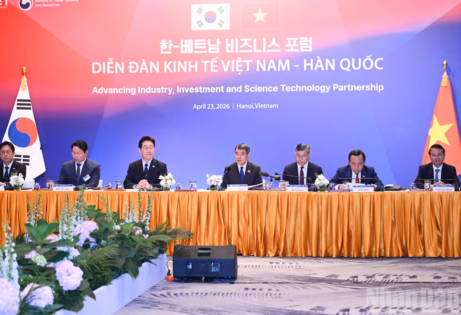 Earlier, Prime Minister Le Minh Hung and President Lee Jae Myung attends a roundtable discussion with Vietnamese and Korean businesses.