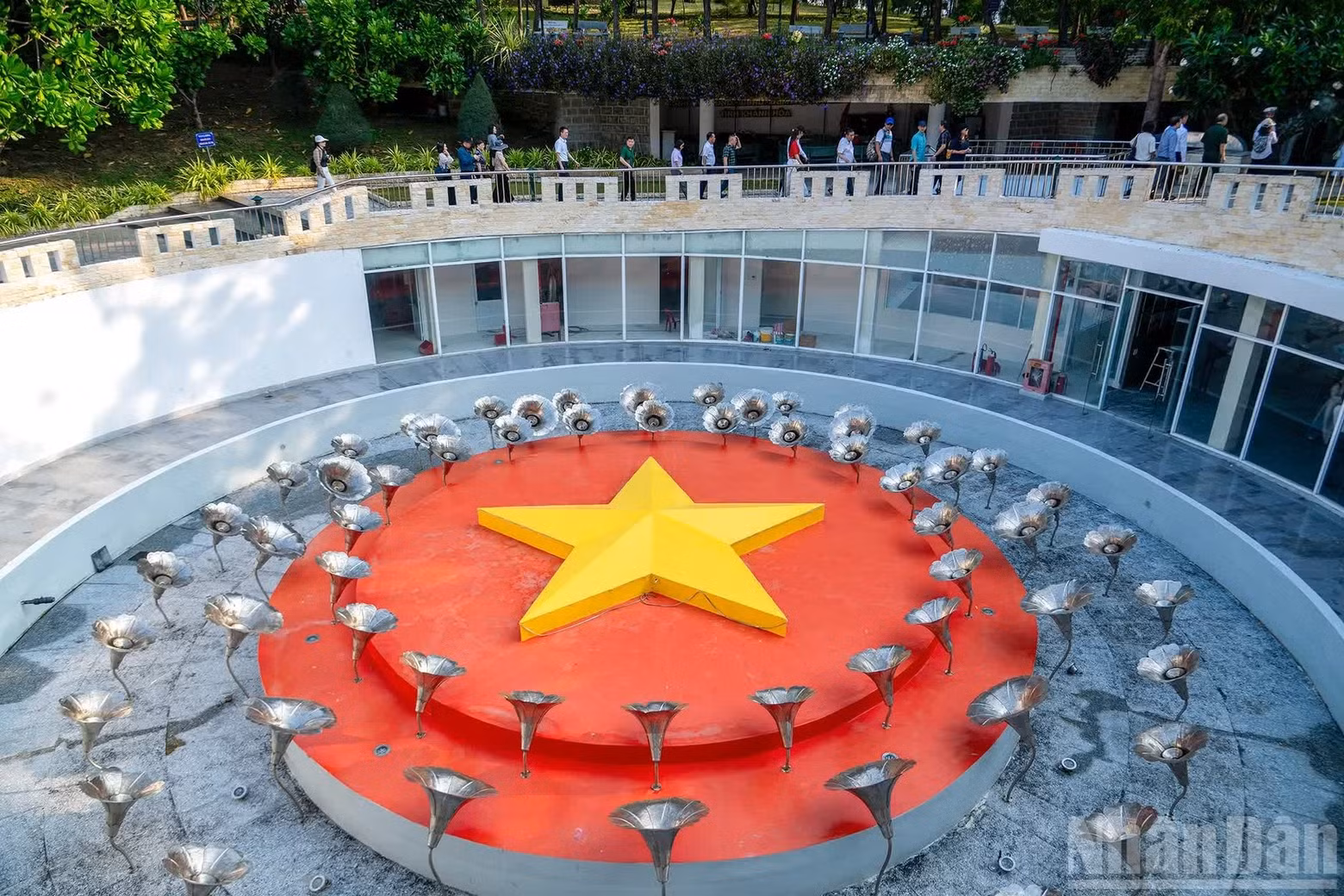 Beneath the monument is an underground exhibition area designed in the sacred shape of an “Immortal Circle,” with 64 beach morning glory flowers surrounding the national flag, symbolising the 64 soldiers who heroically fell on March 14, 1988.