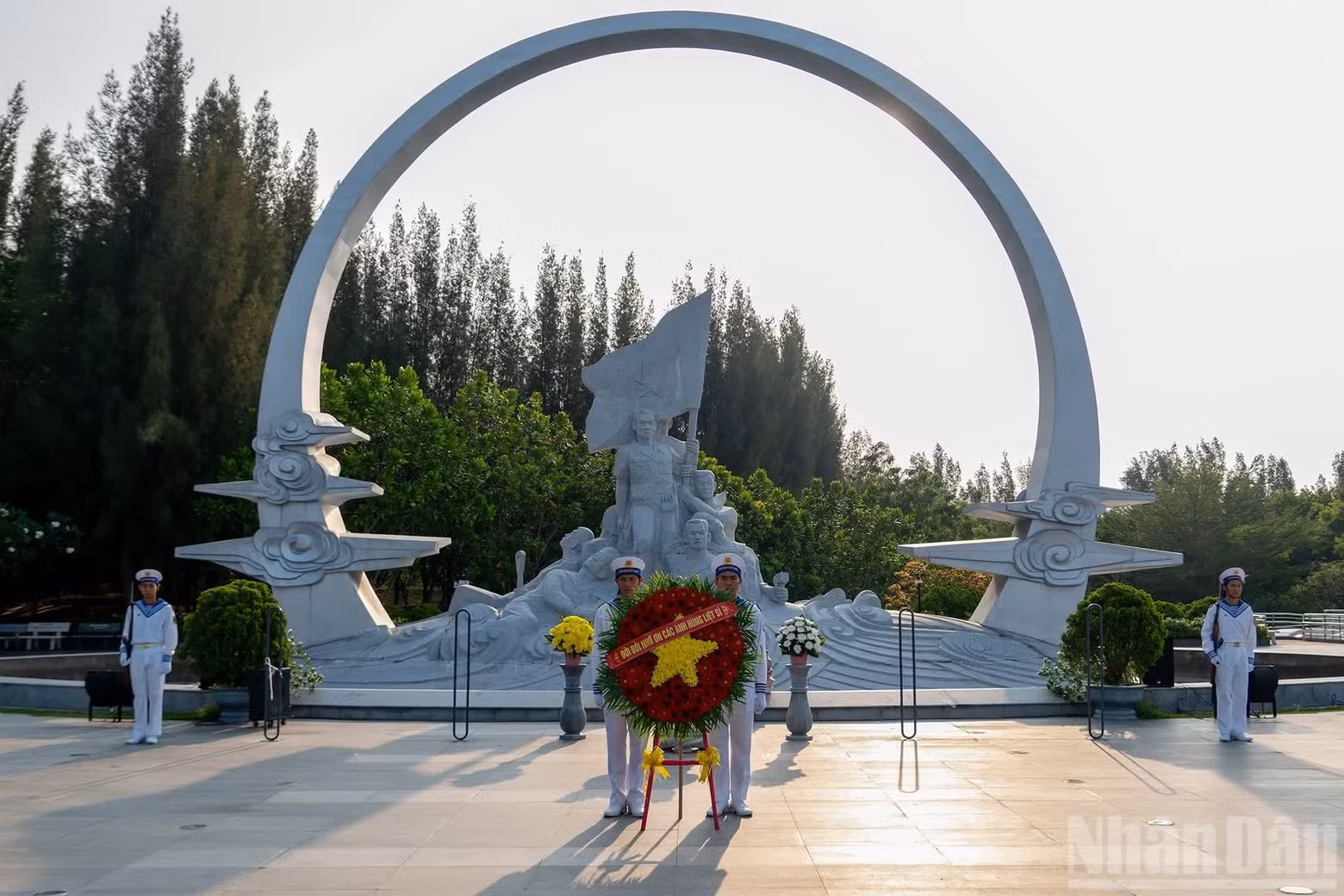 The Gac Ma Soldiers Memorial Site was built on a sand hill to the east of Nguyen Tat Thanh Boulevard, covers 2.5 hectares, and was inaugurated in July 2017. It is dedicated to 64 officers and soldiers of the Viet Nam People’s Navy who heroically sacrificed their lives while defending the nation’s sovereignty.
