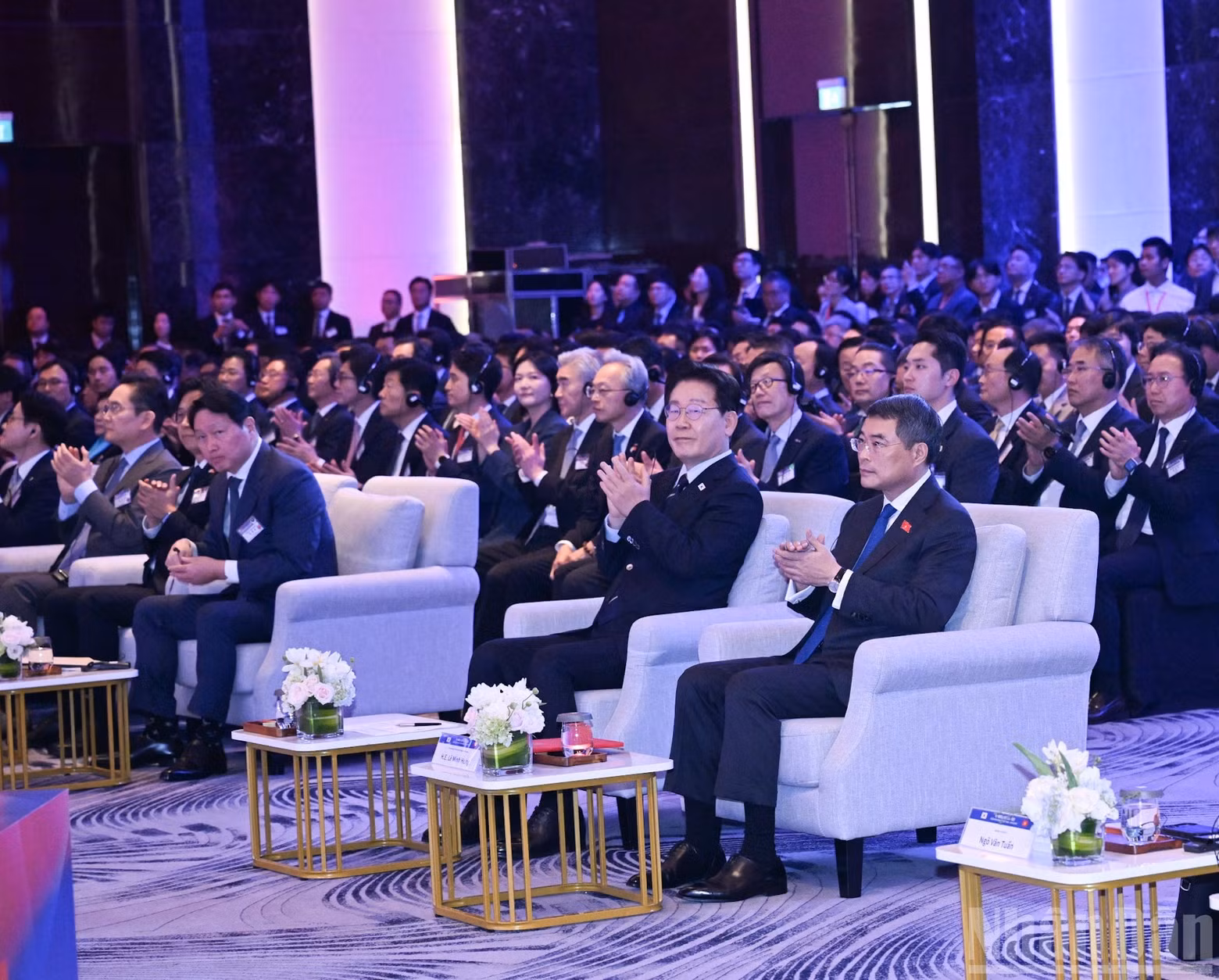 Vietnamese Prime Minister Le Minh Hung and Korean President Lee Jae Myung, together with delegates, attend the Viet Nam-Republic of Korea Economic Forum.