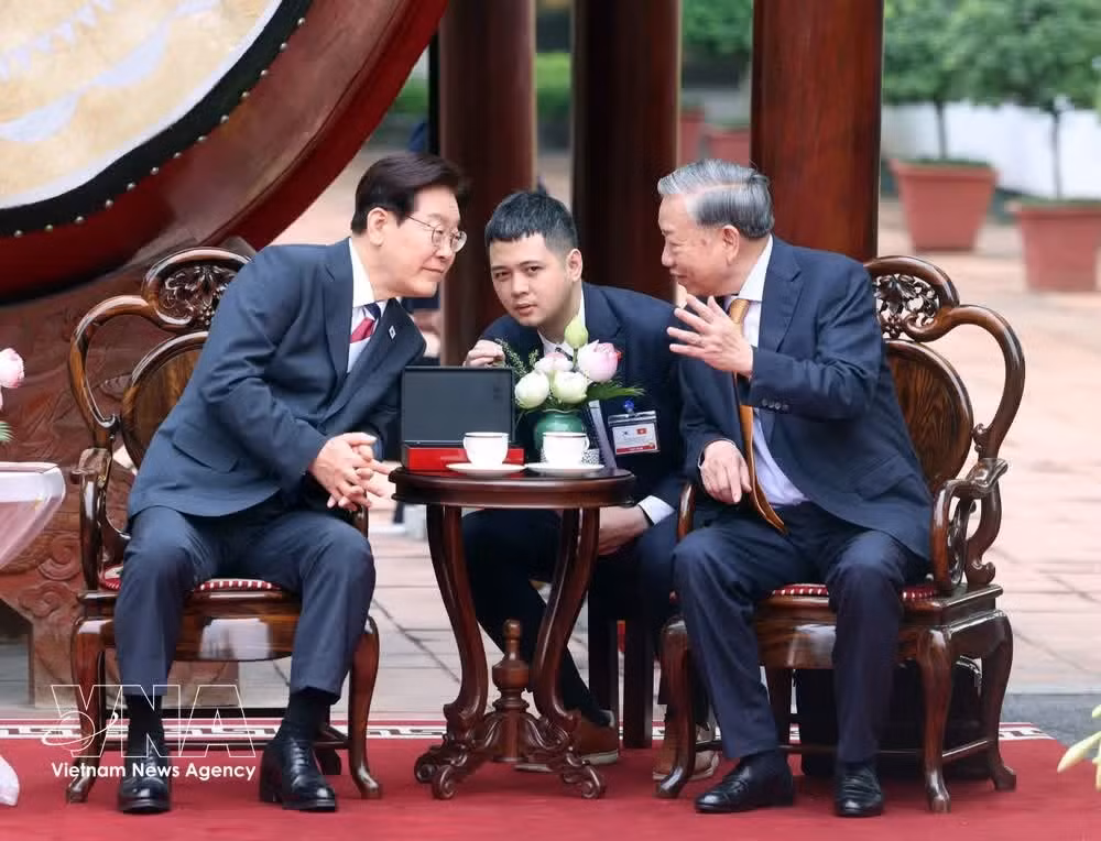 Party General Secretary and State President To Lam has a conversation with the Republic of Korea's President Lee Jae Myung at the event. (Photo: VNA)