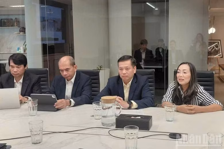 Nguyen Long Hai, Party Central Committee Member and Permanent Deputy Secretary of the Party Committee of Central Party Agencies, and the delegation hold a working session with leaders of the Chandler Institute of Governance. (Photo: DANG TIEN)