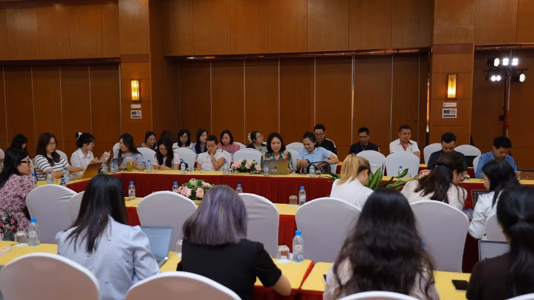 Representatives of businesses and media agencies attend the event. (Photo: the organising committee)