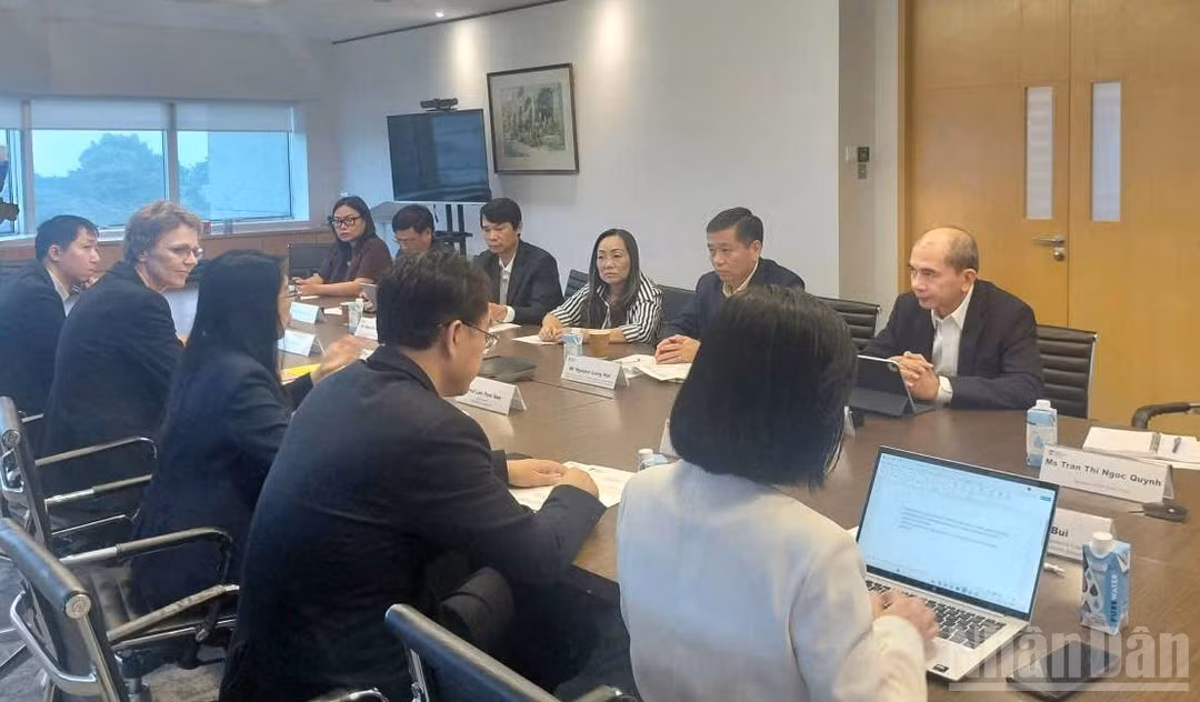 Nguyen Long Hai, Party Central Committee Member and Permanent Deputy Secretary of the Party Committee of Central Party Agencies, and the delegation hold a working session with leaders of Nanyang Technological University. (Photo: DANG TIEN)