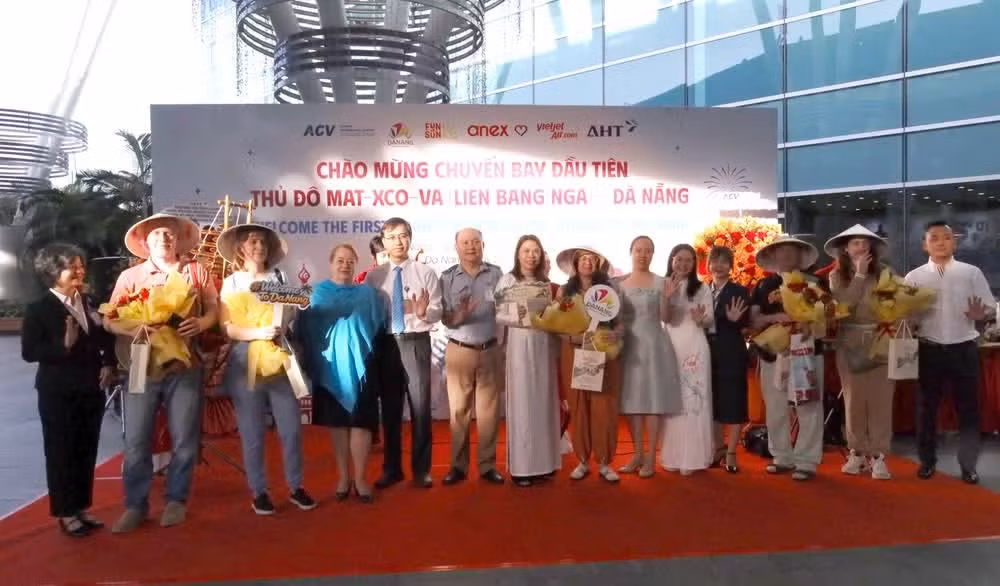 The first passengers arriving in Da Nang on the direct flight are presented with flowers and gifts (Photo: VNA)