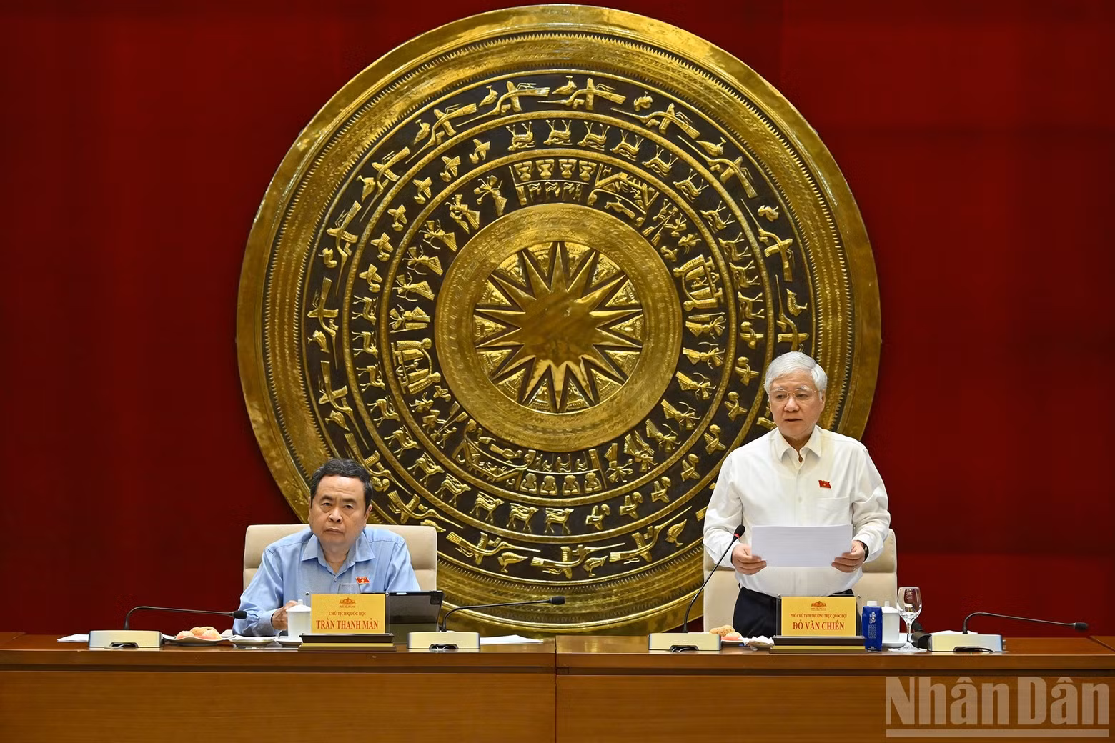 Standing Vice Chairman of the National Assembly Do Van Chien chairs the working session.