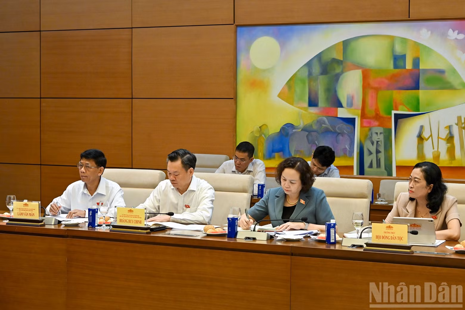 Leaders of the Ethnic Council attend the working session.