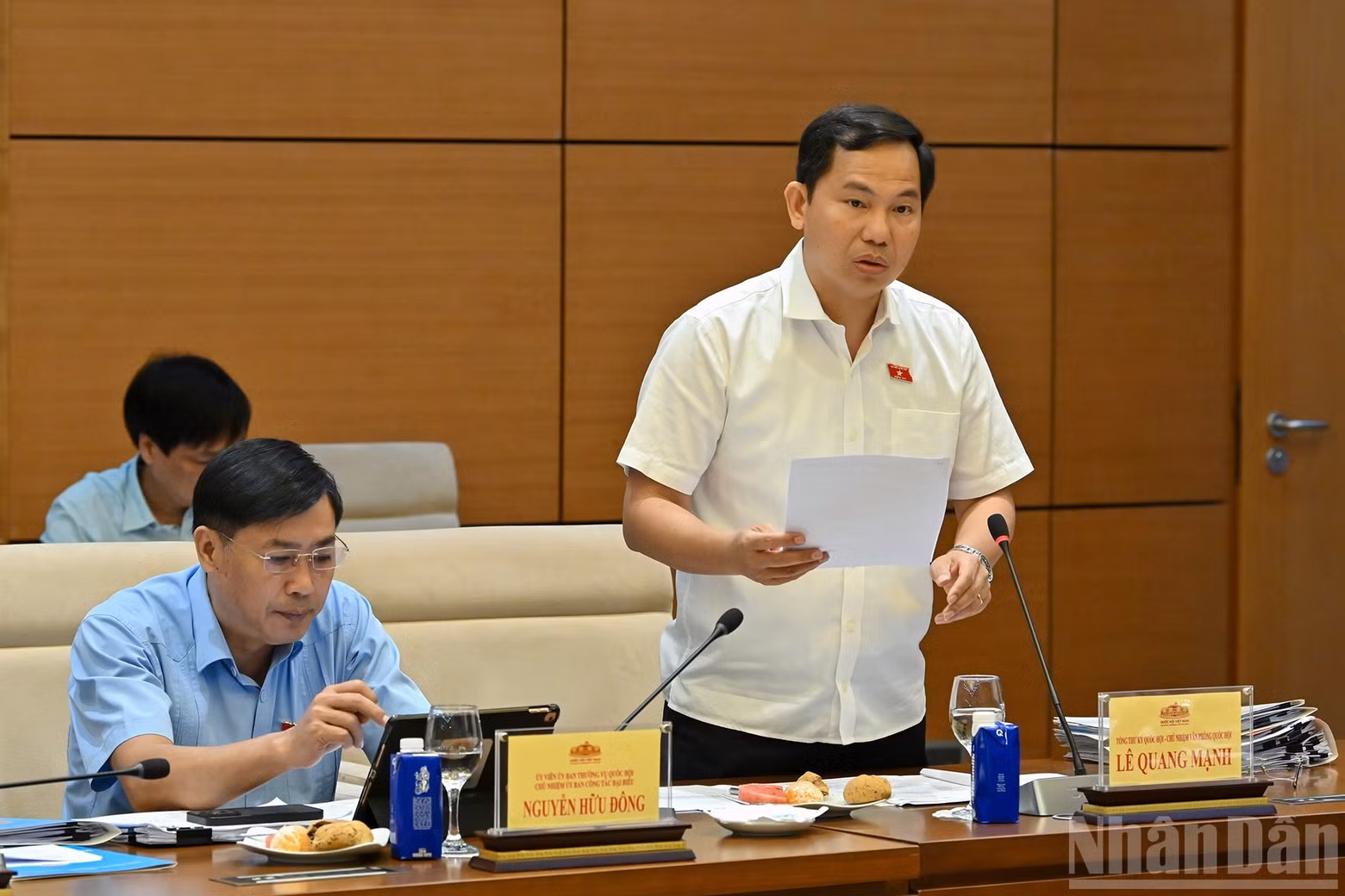 NA Secretary General and Chairman of the NA Office Le Quang Manh speaks at the working session.