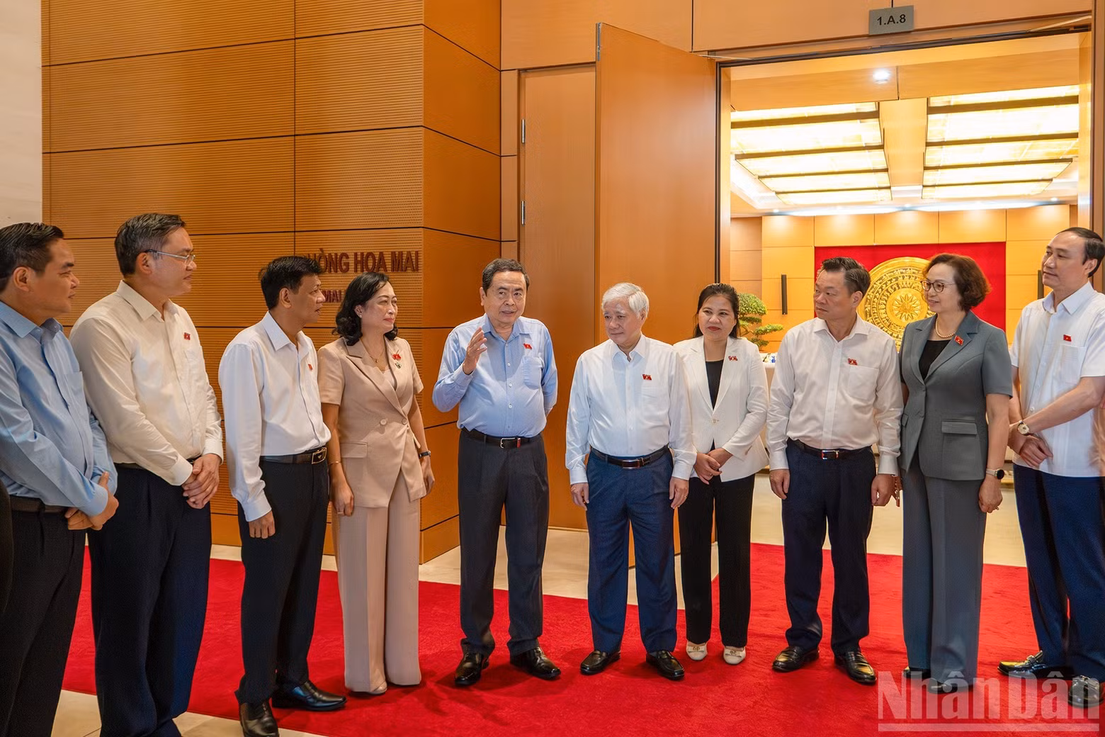 National Assembly Chairman Tran Thanh Man talks with delegates.