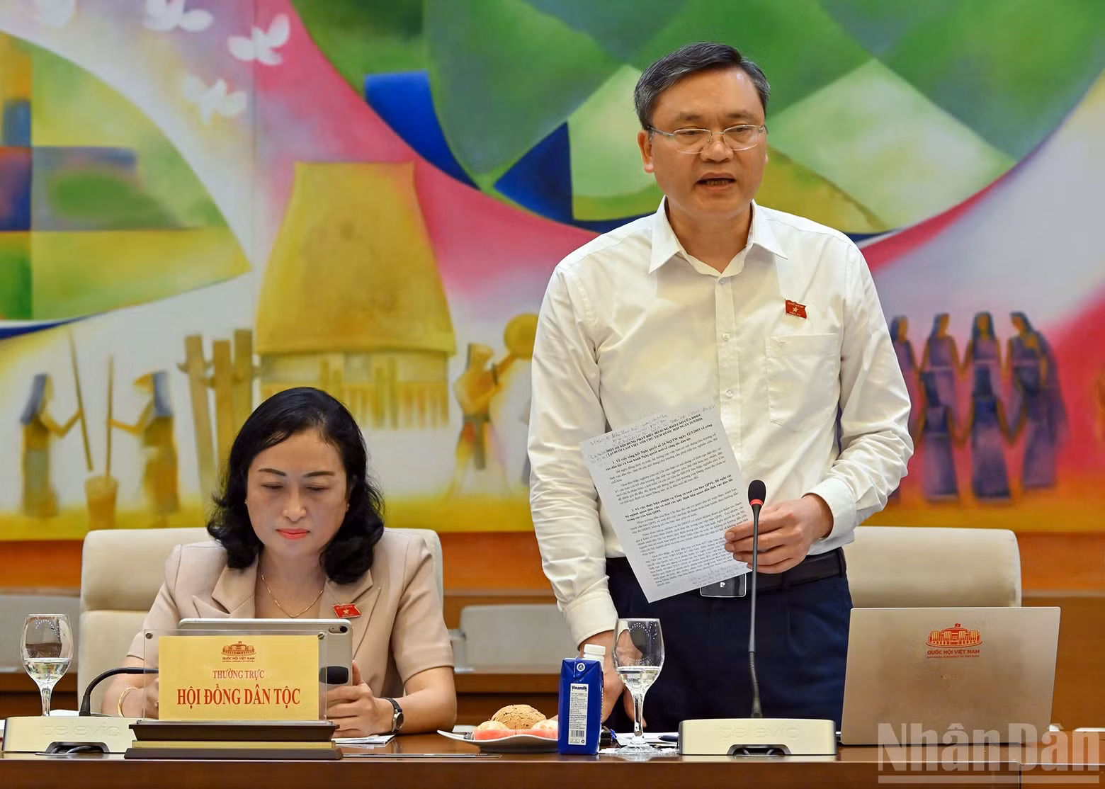 Vice Chairman of the Ethnic Council Quang Van Huong speaks at the working session.