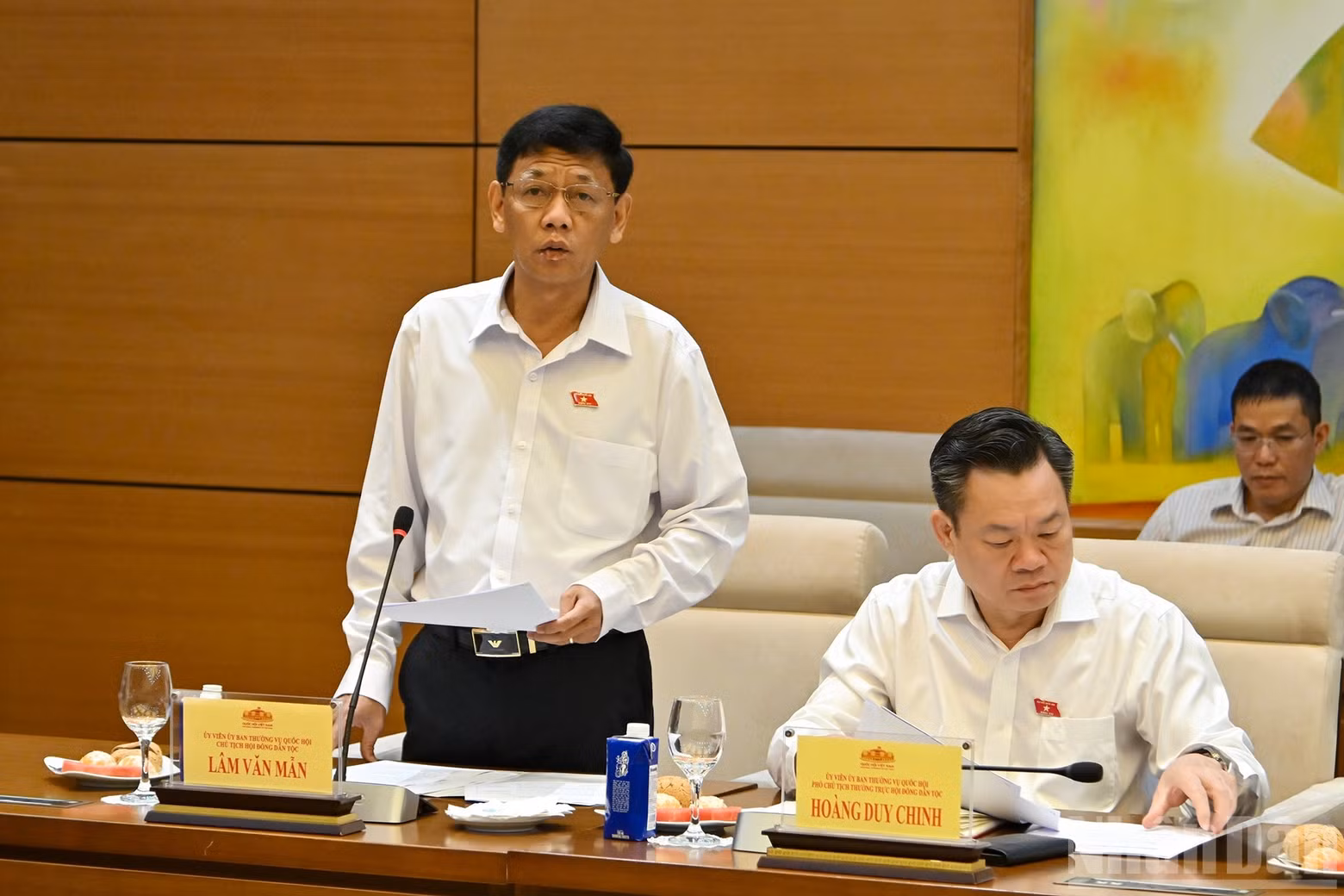 Chairman of the Ethnic Council Lam Van Man presents a report at the working session.