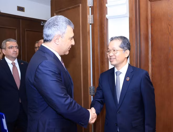 Chief Justice of the Supreme People’s Court of Viet Nam Nguyen Van Quang (right) welcomes Chief Justice of the Supreme Court of Azerbaijan Inam Imdad Karimov on December 2. (Photo: VNA)