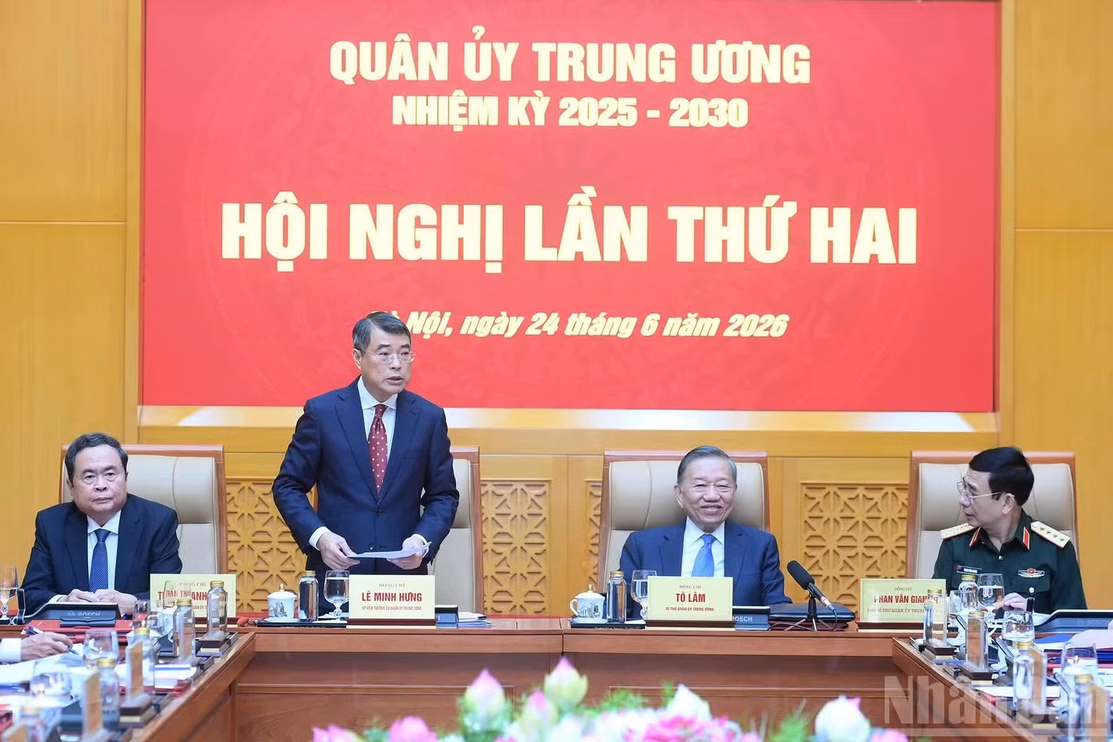 Prime Minister Le Minh Hung speaks at the meeting.