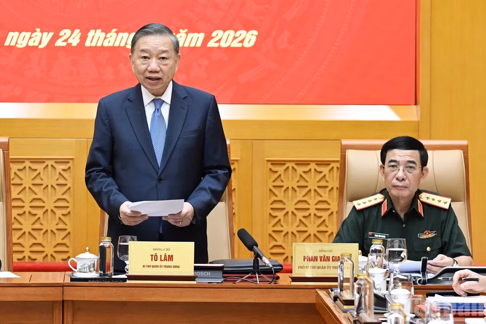 Party General Secretary and State President To Lam delivers instructions at the meeting.