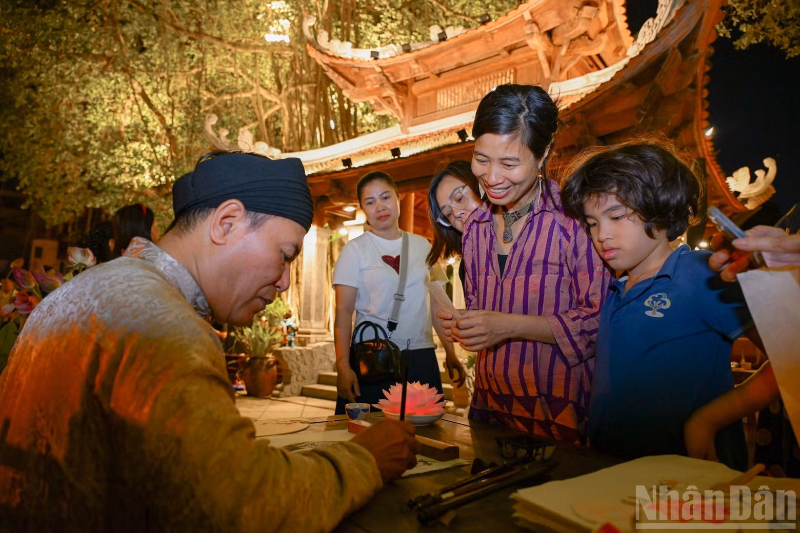 The event honouring traditional culture will become a monthly activity at Ho Van, contributing to the development of the night-time economy in the capital.