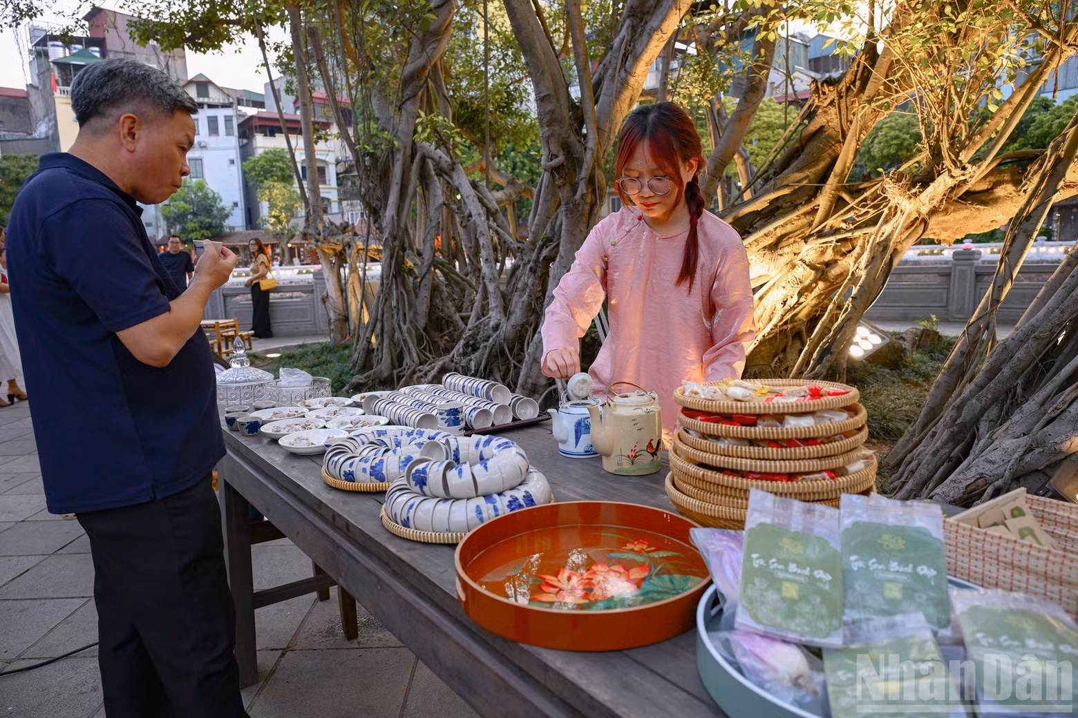 Visitors experienced the event’s traditional lotus tea space.