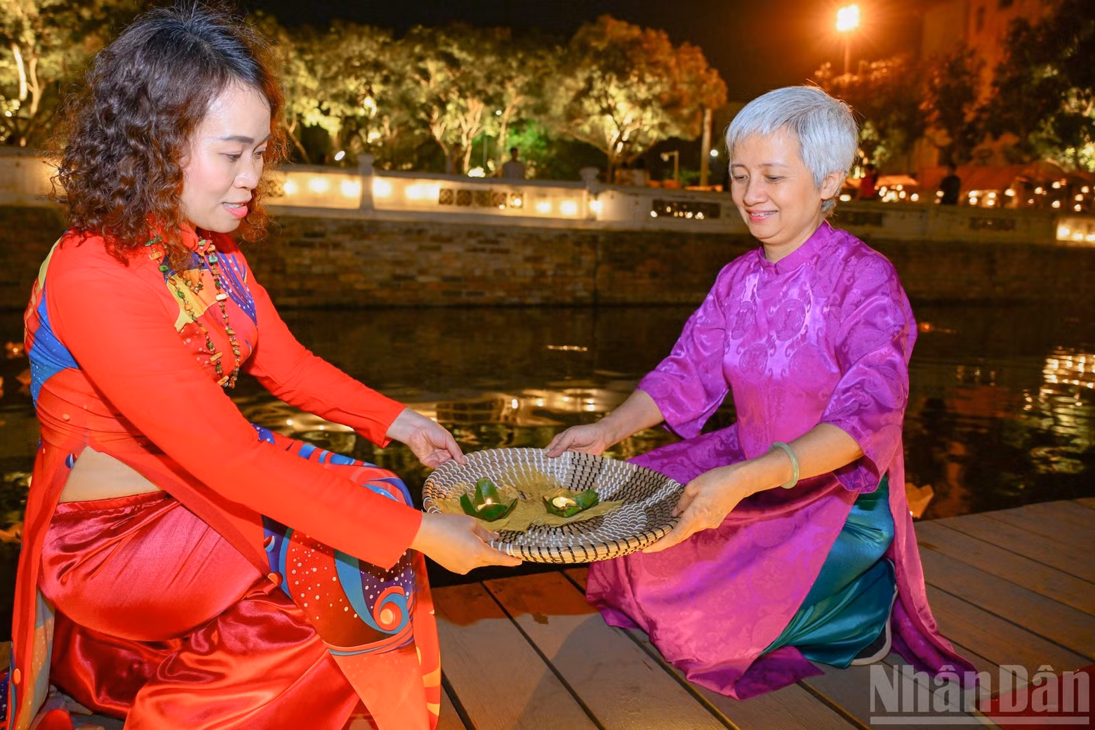 Visitors made and released floating lanterns by themselves.
