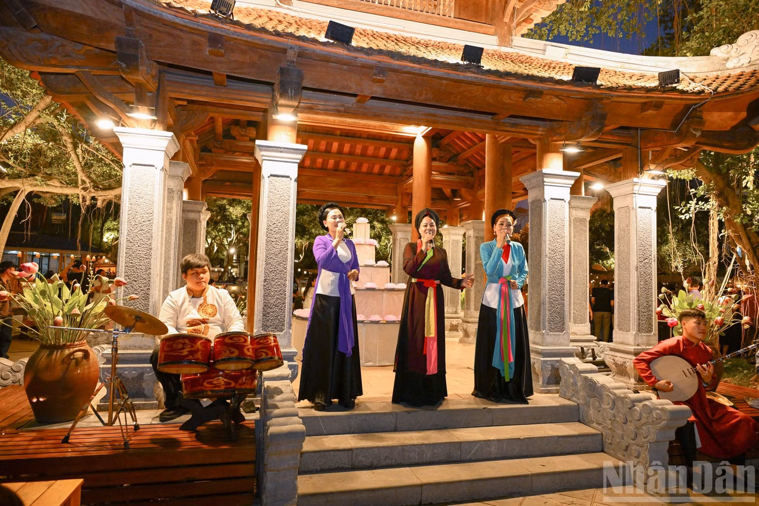 Visitors were entertained by performances of traditional musical instruments.