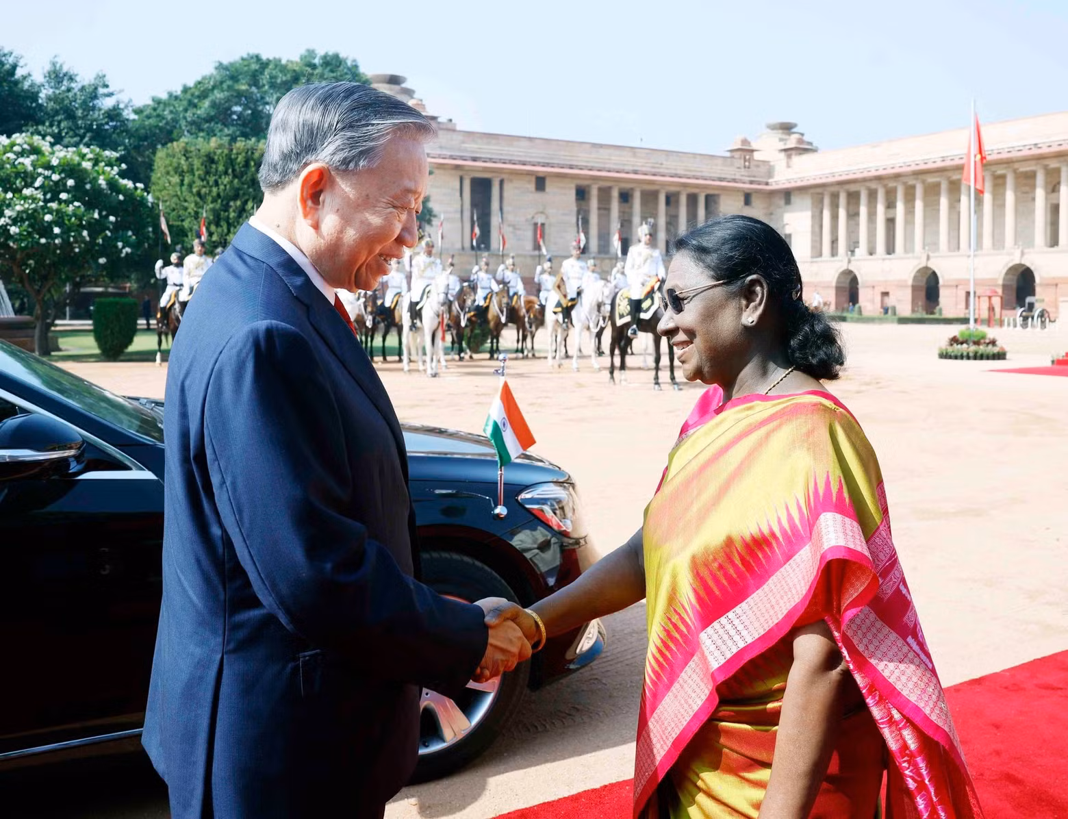 Indian President Droupadi Murmu welcomes Party General Secretary and President To Lam. (Photo: VNA)
