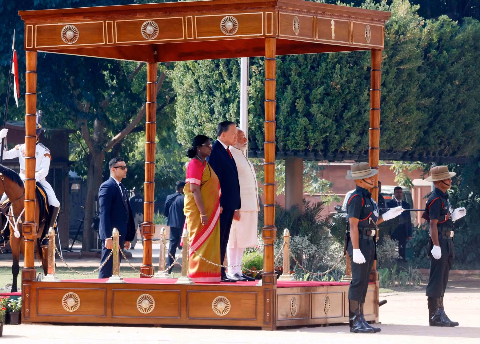 Party General Secretary and President To Lam, together with President Droupadi Murmu and Prime Minister Narendra Modi, stands on the honour platform for the flag-salute ceremony. (Photo: VNA)
