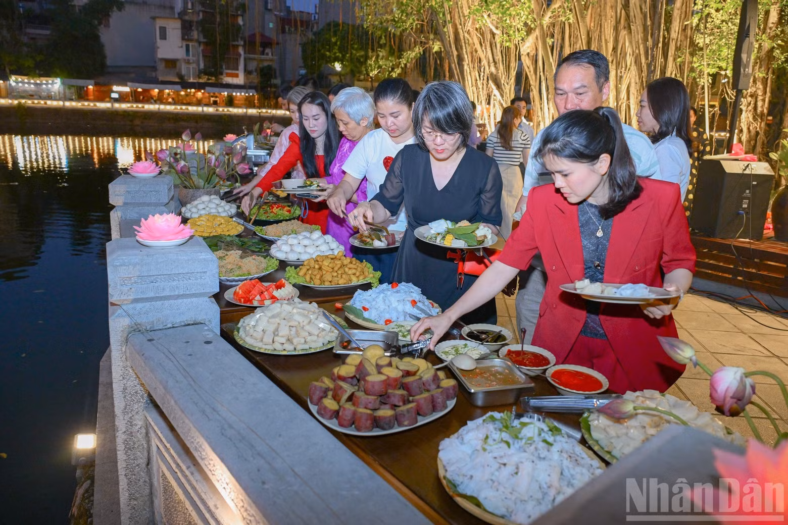 Guests enjoyed the To Tam vegetarian buffet. The carefully prepared vegetarian dishes helped spread a message of green living and compassion.