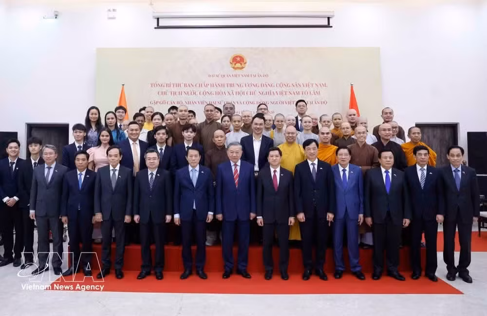 Party General Secretary and State President To Lam, officials, staff of the Vietnamese Embassy and representatives of the Vietnamese community in India in a group photo. (Photo: VNA)