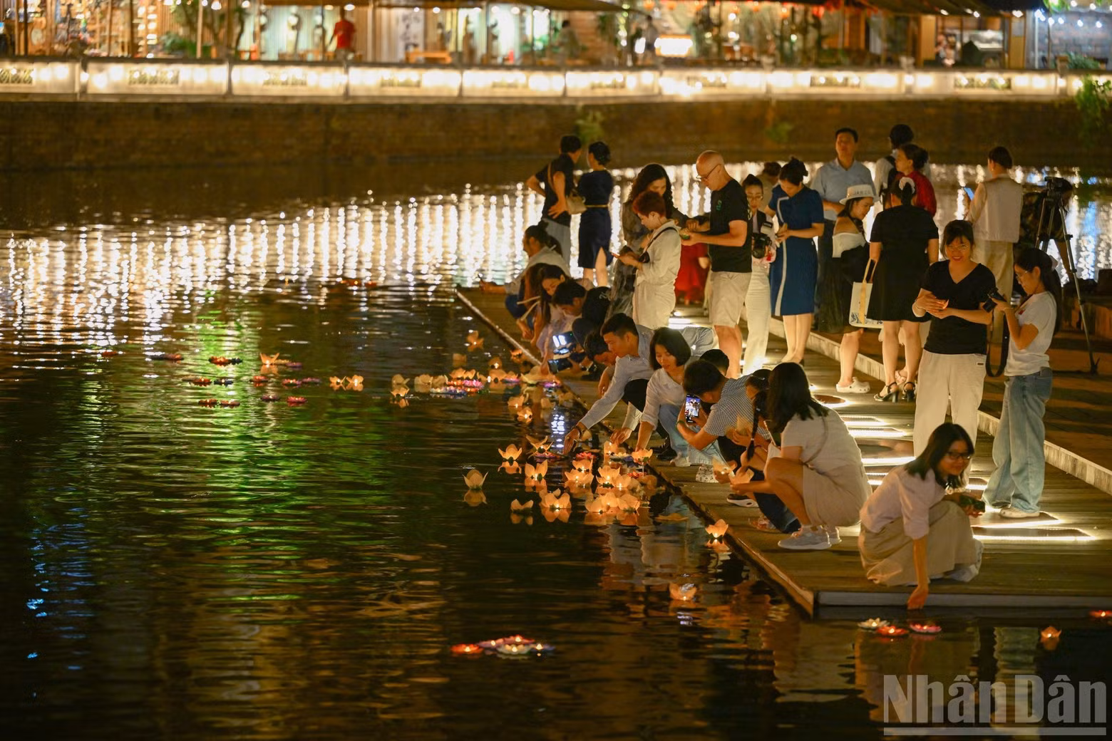 Hundreds of lanterns shimmered on the surface of Ho Van, reflecting the shadow of the ancient Thuy Dinh Pavilion and creating a sacred visual art scene.