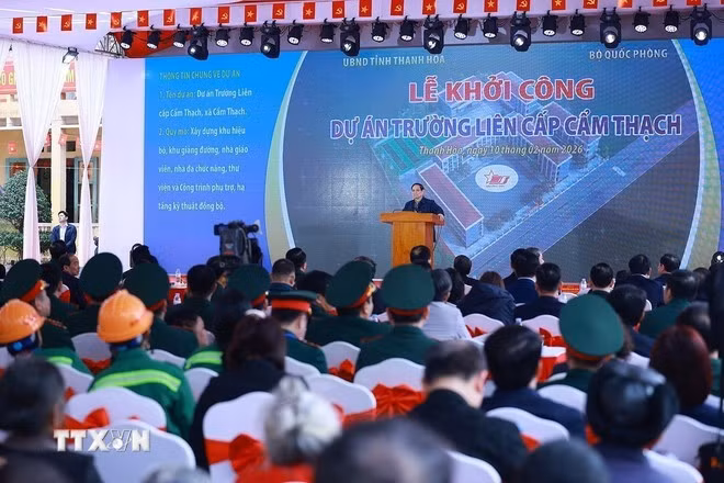 At the groundbreaking of Cam Thach inter-level school (Photo: VNA)