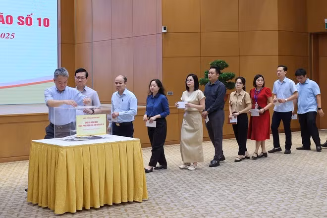 Government staff raise funds to support people in areas devastated by recent storms and floods, at a fundraising ceremony in Ha Noi on October 3, 2025. (Photo: VNA)