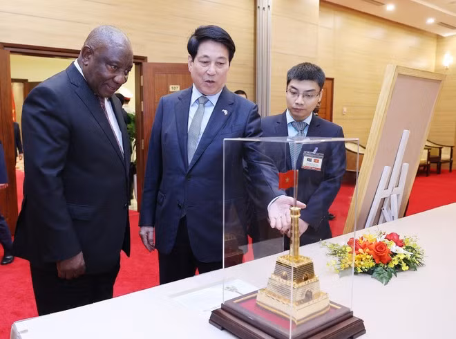 State President Luong Cuong (centre) presents a gift to his South African counterpart Matamela Cyril Ramaphosa (Photo: VNA)