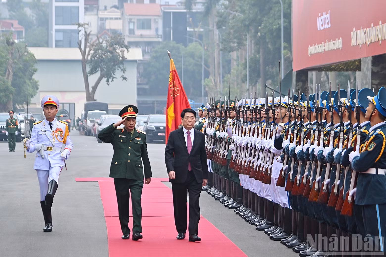 President Luong Cuong reviews the Guard of Honour of the Viet Nam People’s Army.