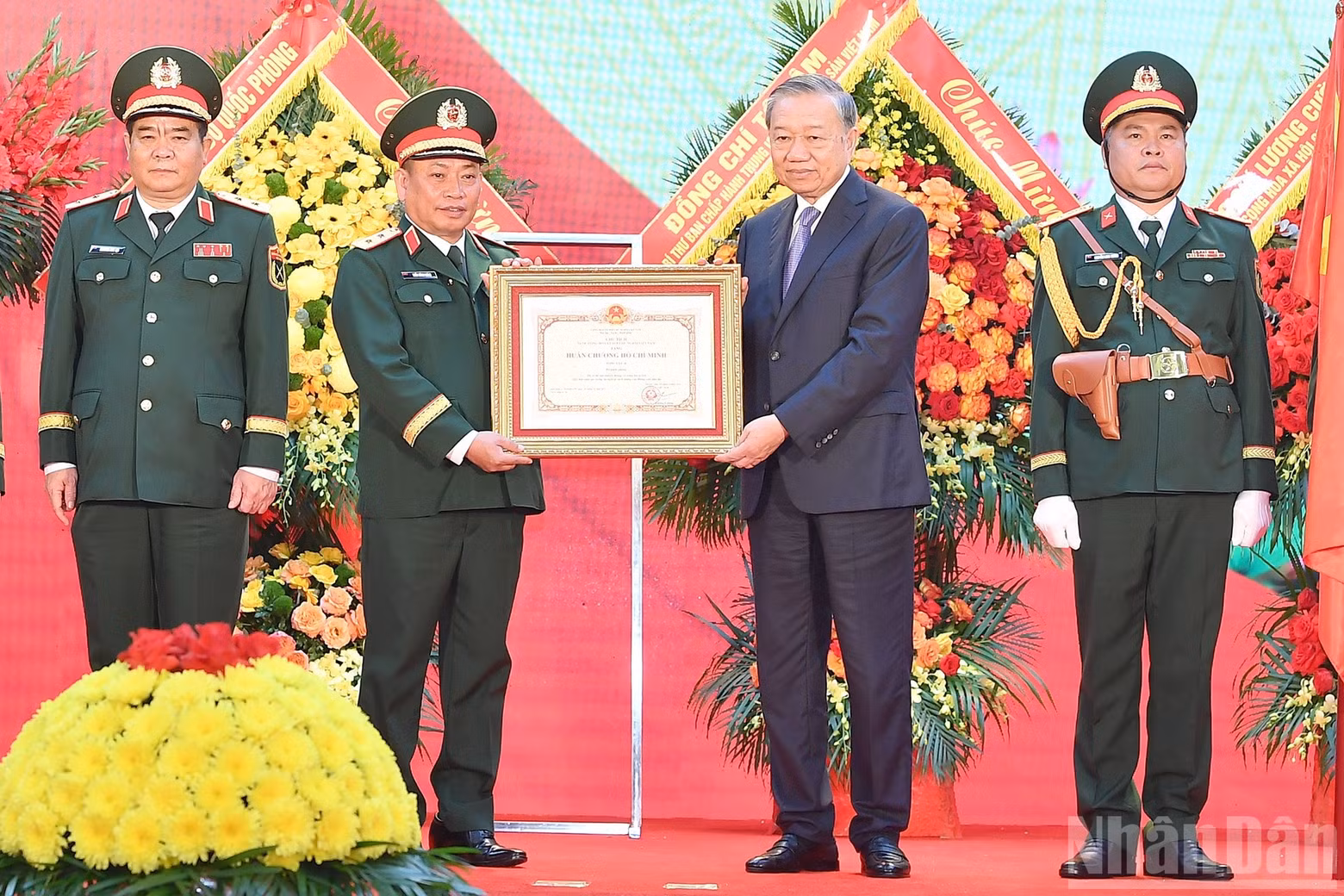 Party General Secretary To Lam, Secretary of the Central Military Commission, presented the Ho Chi Minh Order to General Department II, Ministry of National Defence.