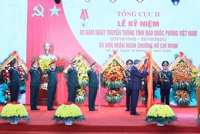 Party General Secretary To Lam presents the Ho Chi Minh Order to the General Department II on the occasion of its 80th traditional anniversary. (Photo: VNA)