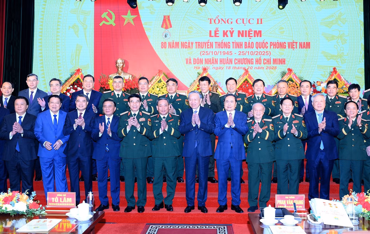 Party General Secretary To Lam, Secretary of the Central Military Commission, together with Party and State leaders and other delegates, attended and celebrated the event.