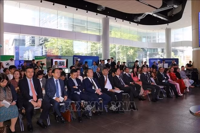 Participants in the Science and Technology Dialogue Forum and the launch of the VietNEST Vietnamese-language learning platform. (Photo: VNA)