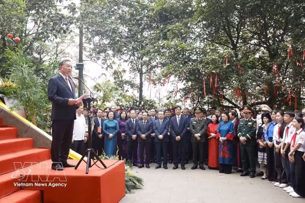 General Secretary and State President To Lam speaks with local residents and visitors at the Hung Kings Temple National Special Historical Site in Phu Tho province (Photo: VNA)