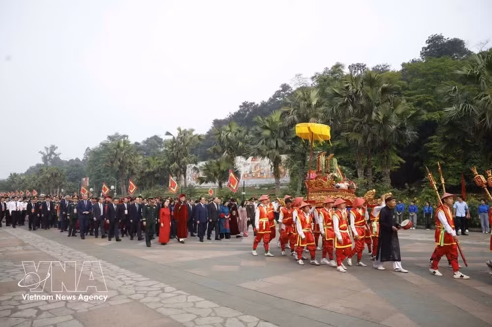 General Secretary and State President To Lam, along with other incumbent leaders and former leaders of the Party and State, proceed to Nghia Linh mountain to offer incense in commemoration of the Hung Kings. (Photo: VNA)