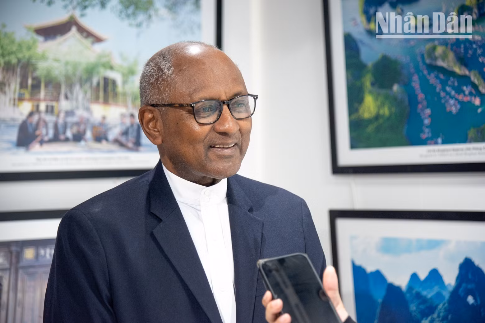 Firmin Edouard Matoko, former Assistant Director-General for External Relations and Africa of UNESCO, said: “I am greatly honoured to attend this traditional ceremony of the Vietnamese people today. It is an extremely important event reflecting the Vietnamese tradition of gratitude to one’s roots, and it also helps strengthen solidarity within the community.”