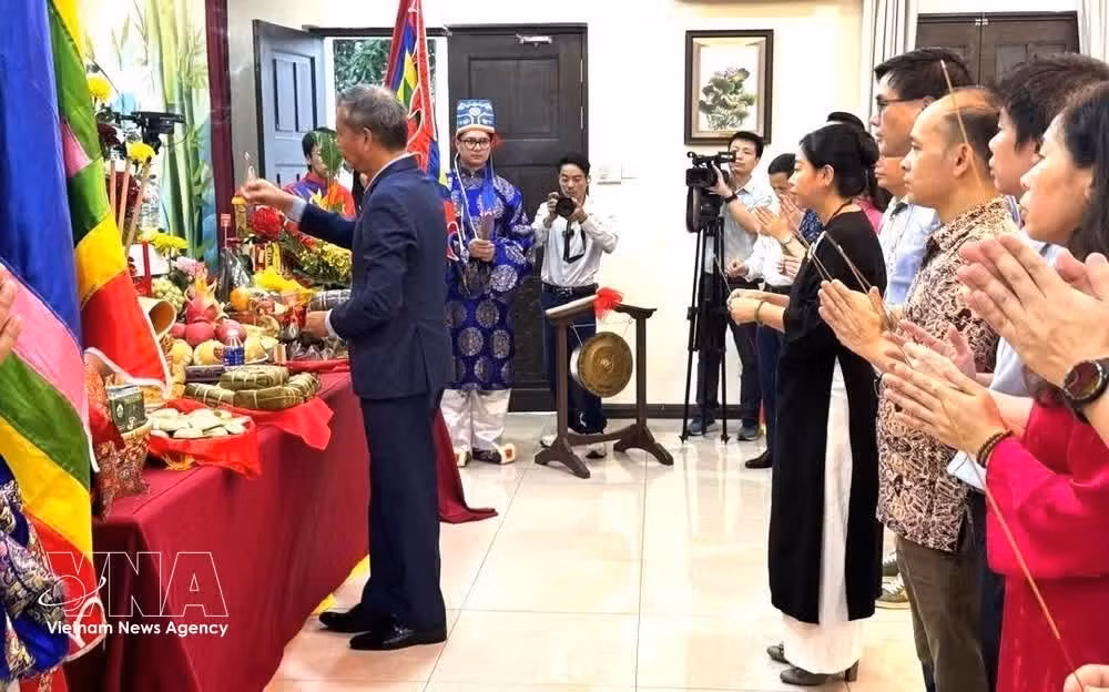 Staff of the Vietnamese Embassy in Malaysia offer incense at the ceremony. (Photo: VNA)