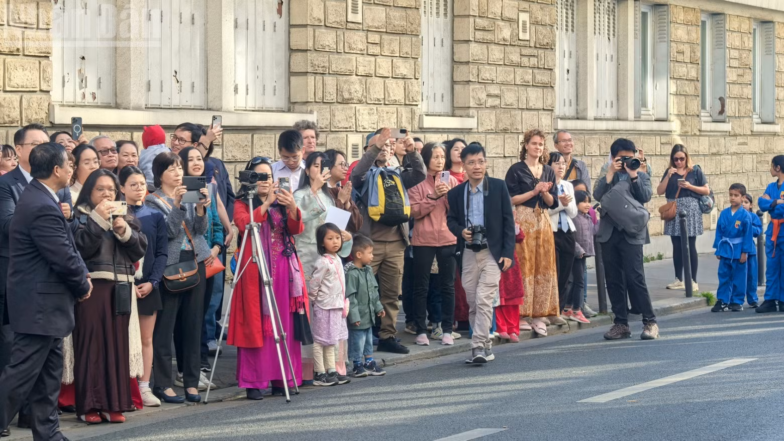 The presence of large numbers of Vietnamese in France from different generations, as well as local residents, on this important and sacred occasion was a testament to solidarity, gratitude to the roots, and deep national pride.