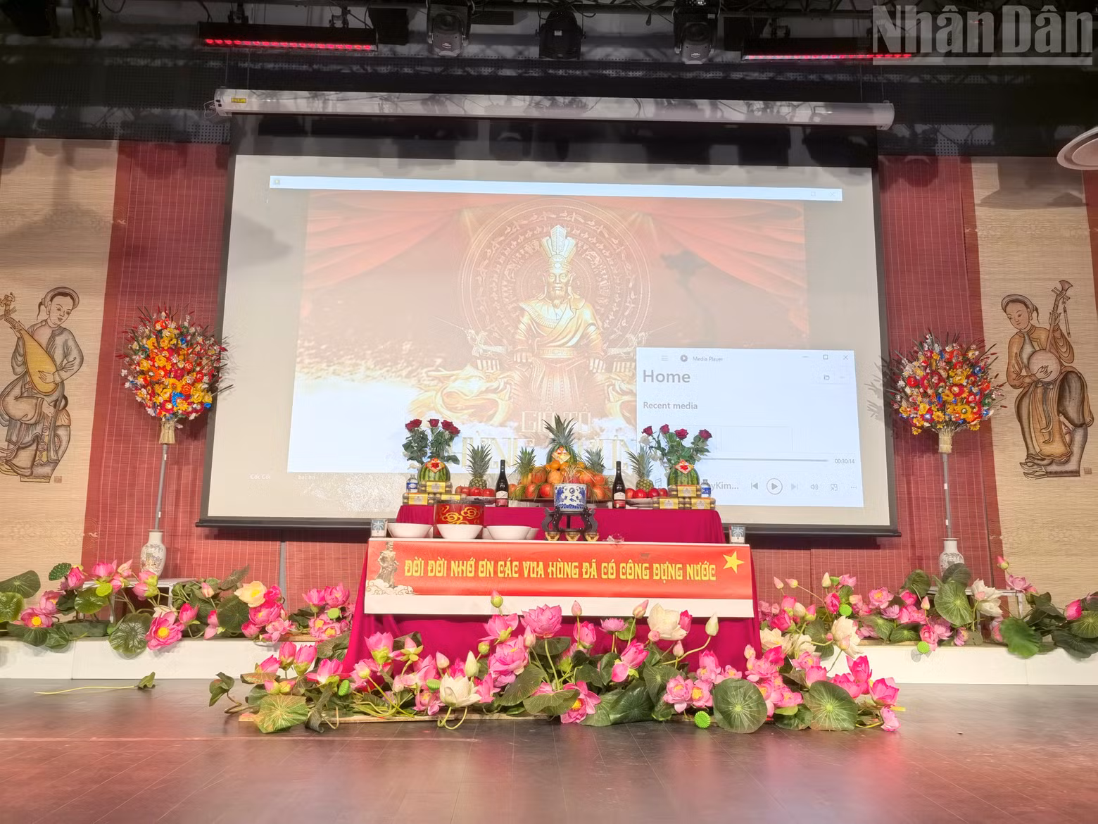 The event provided an occasion for generations of Vietnamese living and working in France to remember and pay tribute to the Hung Kings and the forebears who founded and defended the nation, while also expressing their determination to uphold patriotism and the spirit of self-reliance, and contribute, together with Vietnamese people at home and abroad.