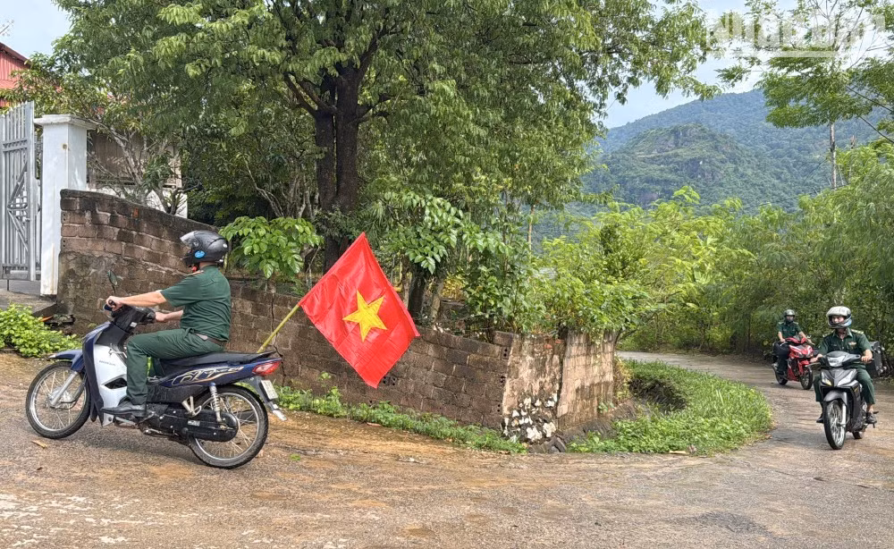 The Son La Border Guard deploys motorbikes carrying mobile loudspeakers to disseminate information in border villages on maintaining security and order during the holiday. (Photo: THUY DUONG)