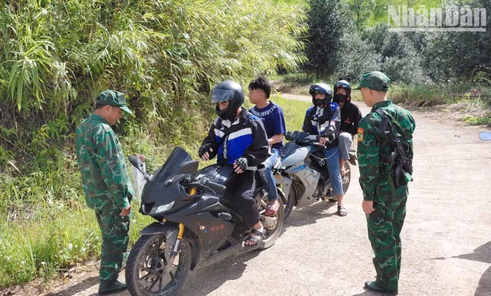 Officers and soldiers of Muong Cai Border Guard Station patrol and conduct control activities to ensure security and order in the area. (Photo: QUANG HUNG)