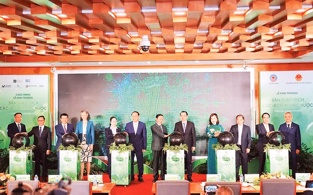 Delegates perform the launch ceremony for the domestic carbon exchange. (Photo: Ministry of Agriculture and Environment Portal)